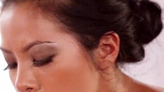 Busty Lesbisk Forfører Pen Massør for Intens Tribbing.