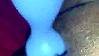 Milf onanerer hårdt for mine sultne øjne