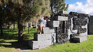 Гуляя в публичном парке, я показала киску и большие сиськи, потом незнакомец помассировал мою жопу