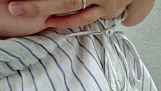 已婚丰满MILF在户外自慰中猛喷，在完整婚礼视频中