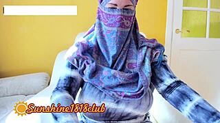 Эй, глянь эту персидскую жену с большими сиськами в арабском хиджабе на вебкам-сексе!