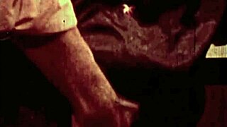 Svart på svart: Djupa känslor i vintage retro scen