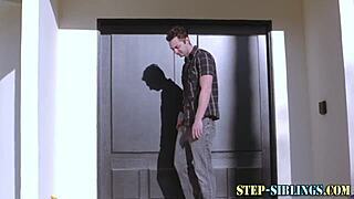 Blondă adolescentă 18+ târfă primește facial cu țâțe mici 18+!