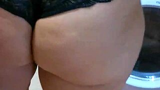 Teresa nettoie la cuisine pendant que son gros cul tente tout le monde.