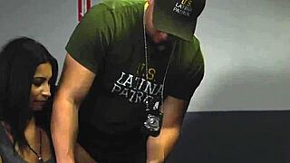 Szép latinó bevándorlási interjút ad