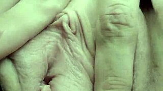 Amatérska priateľka sa prstuje v taxi na ceste domov a pošle mi video, aby mi ukázala