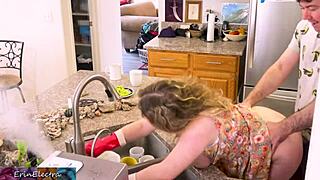 ibu tiri milf dikongkek keras di dapur sambil cuci pinggan, panas sangat